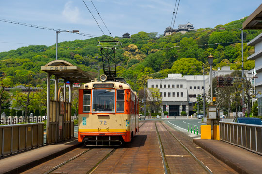 愛媛県松山市の路面電車が停車している風景