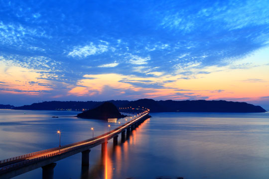 山口県下関市にある角島大橋の夜景の写真