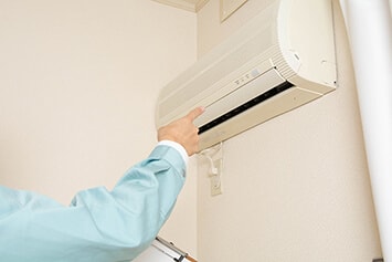 エアコン取り付け工事の作業風景