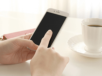 スマートフォンでエアコン工事の一括見積もりを比較している様子